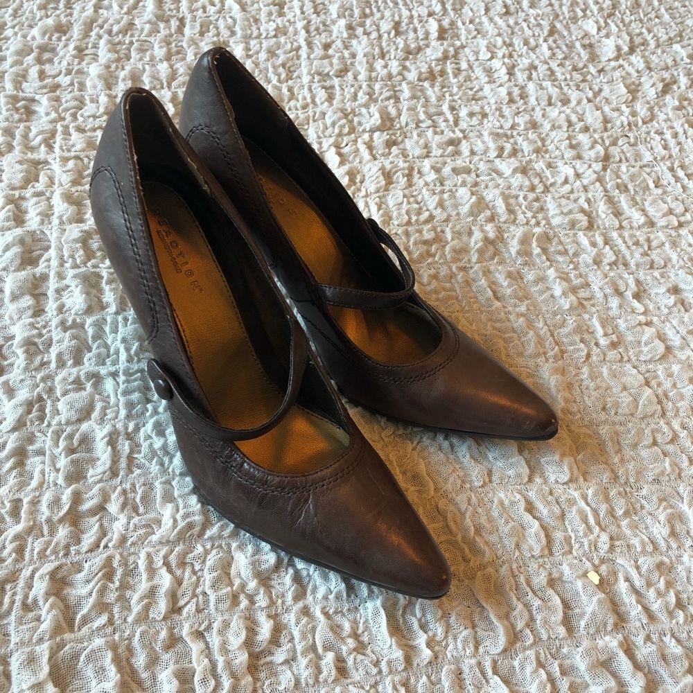 Reaction by Kenneth Cole pointed toe Mary Jane heels
